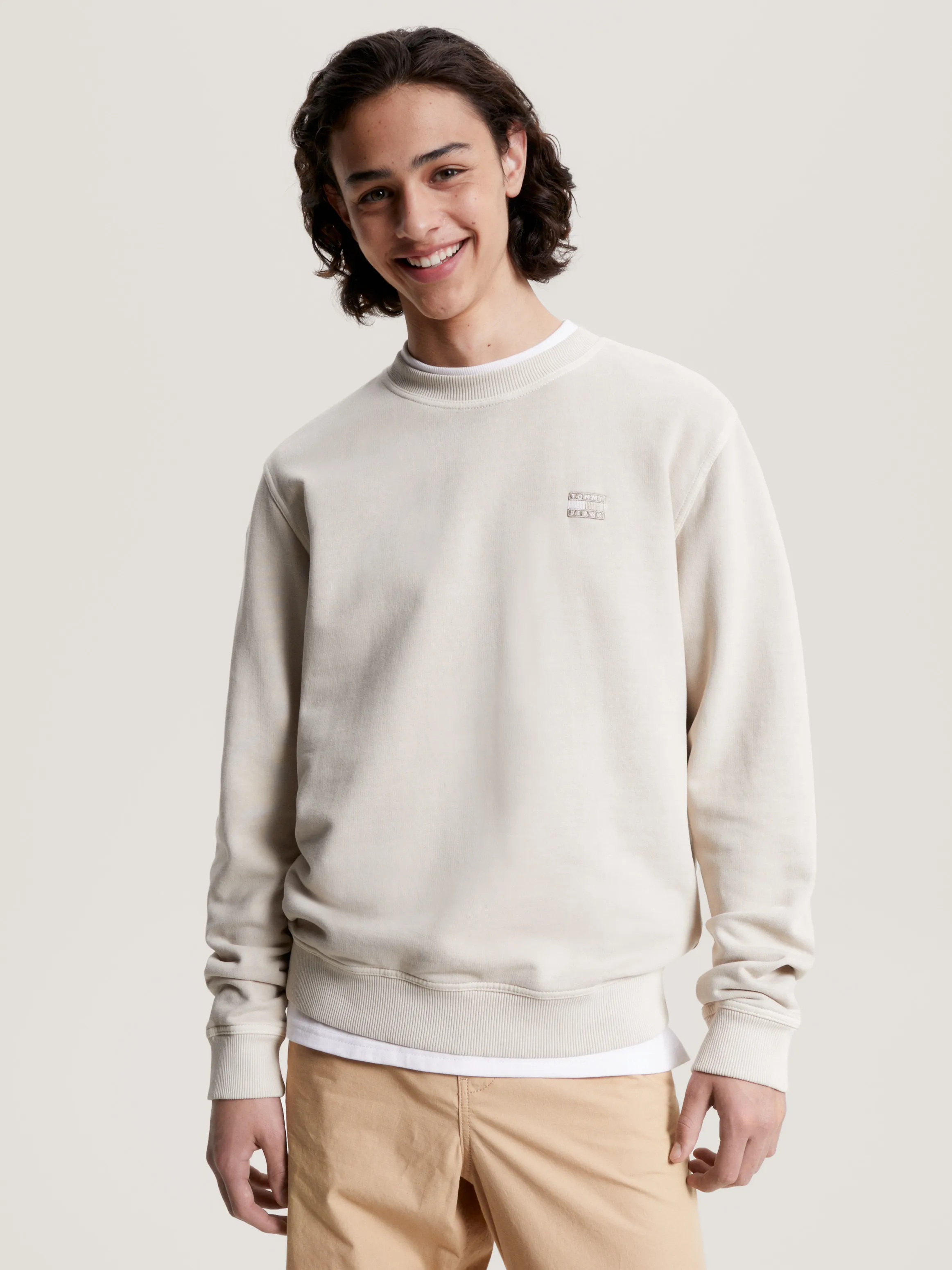 Essential Tonal Badge Sweatshirt | Sweatshirts & Hoodies | Tommy Jeans