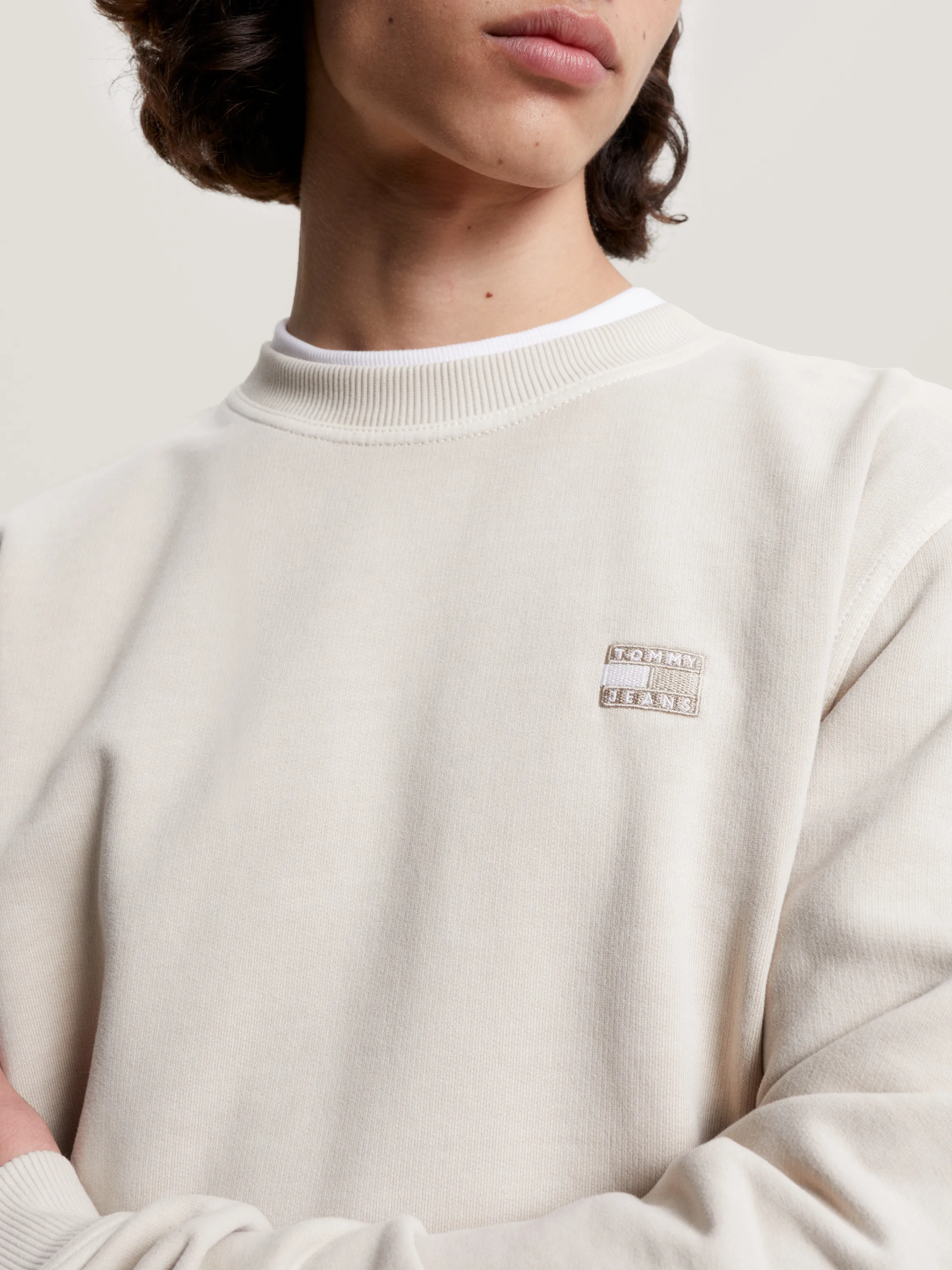 Essential Tonal Badge Sweatshirt | Sweatshirts & Hoodies | Tommy Jeans